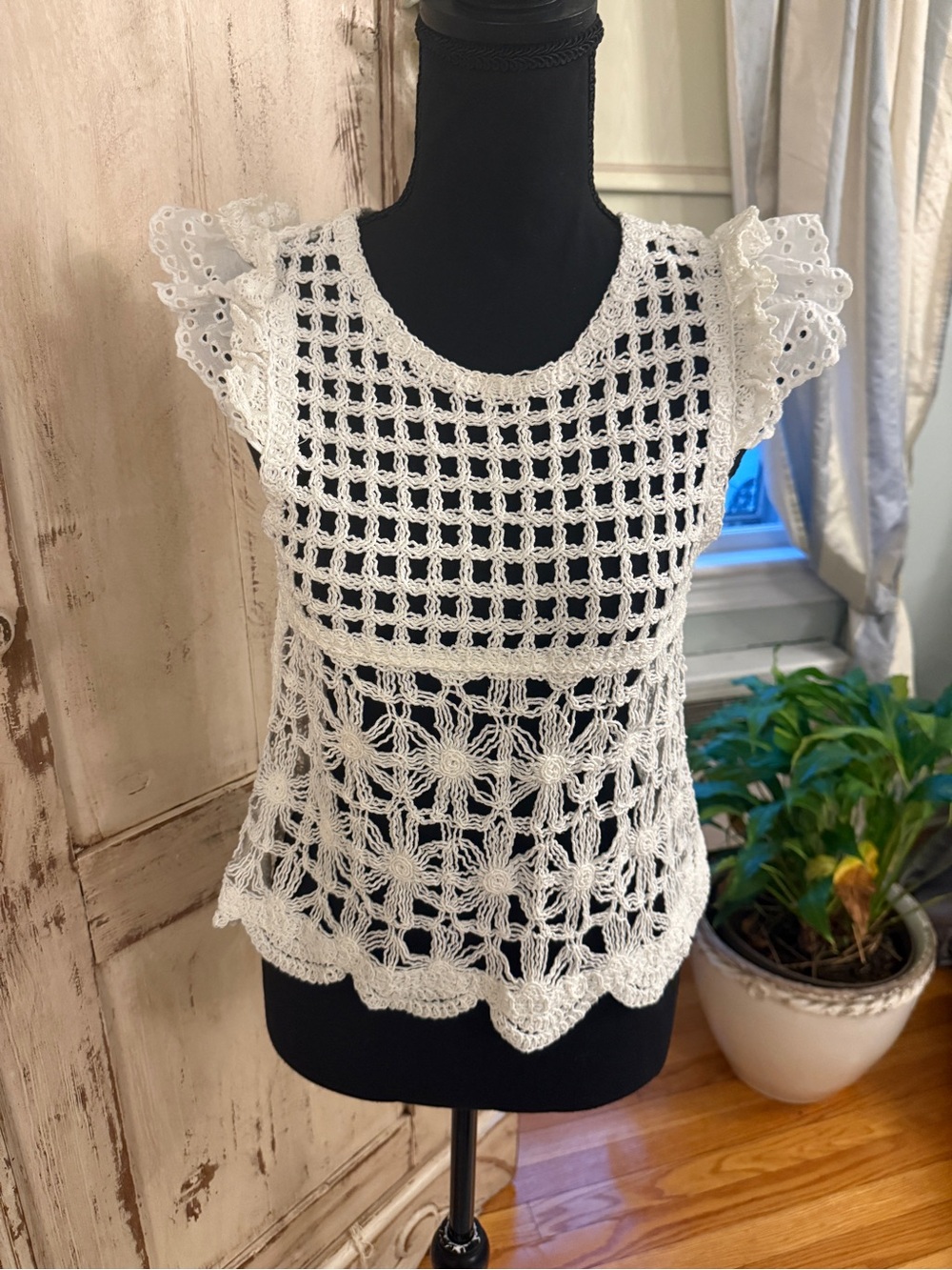 &merci white bohemian open-knit crochet top w/eyelet ruffle cap sleeve. Medium